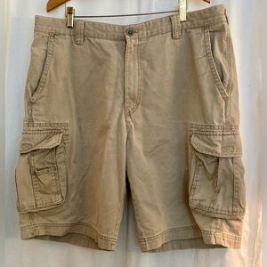 Izod Khaki Men’s Cargo Shorts Size 38